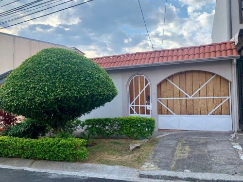 Alajuela House | Room near Airport/Cerca del Aeropuerto