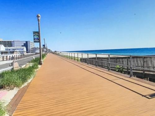 Long Branch House | Room near the beach and shopping 13