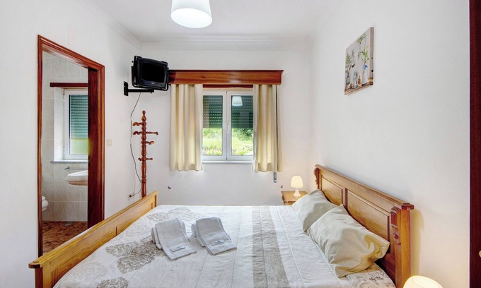 Castro Daire Apartment | Room 'Quarto 4 - Jorge Galinheiro' with Mountain View, Shared Garden and Wi-Fi
