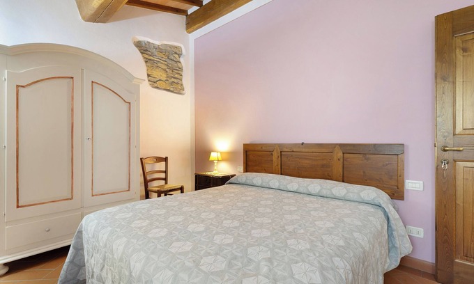 Montebonello Apartment | Room 'Rosa I Cipressi' with Shared Garden, Wi-Fi and Air Conditioning