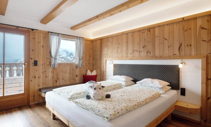 Villandro Apartment | Room 'Rot' with Shared Terrace, Shared Garden and Wi-Fi