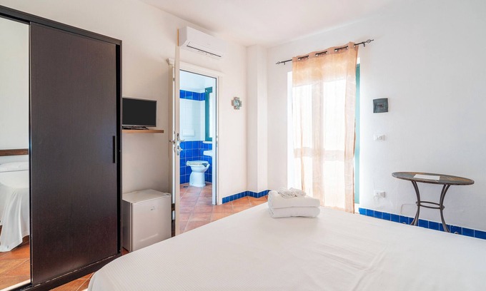 Syracuse Apartment | Room 'Syrah R8' with Shared Pool, Wi-Fi and Air Conditioning