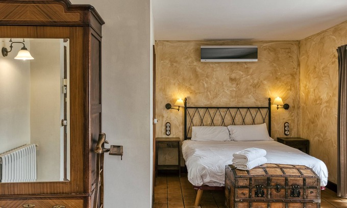 Pujals dels Pagesos Apartment | Room 'Tramuntana' with Shared Pool, Wi-Fi and Air Conditioning