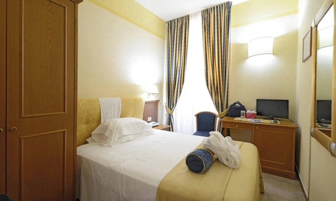 Bagni di Lucca Apartment | Room 'Tripla 1' with Shared Garden, Wi-Fi and Air Conditioning
