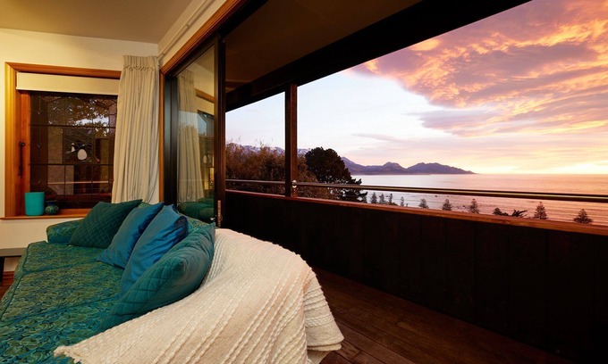 Kaikoura Villa | Room With a View - The Gallery - panoramic sea and mountain views