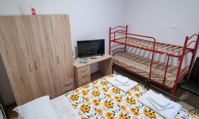 Palmi Villa | Room with breakfast included in cottage Holiday home in Palmi Pietrenere.
