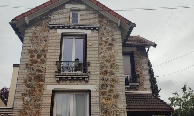 Argenteuil Bed & Breakfast | Room with double bed and shared bathroom