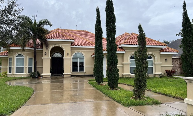 Edinburg House | Room with private entrance. own bathroom, 2 miles from The UTRGV