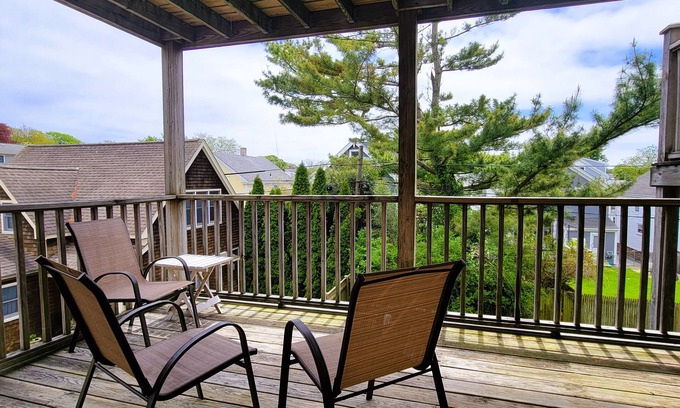 Bellevue Avenue Historic District Condo | ~ Roomy townhouse w/2 baths ~ 1/2 mi from the beach! 1/2 mi from downtown!