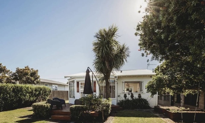 Fitzroy House | Ropiha Retreat - close to Fitzroy Beach paradise