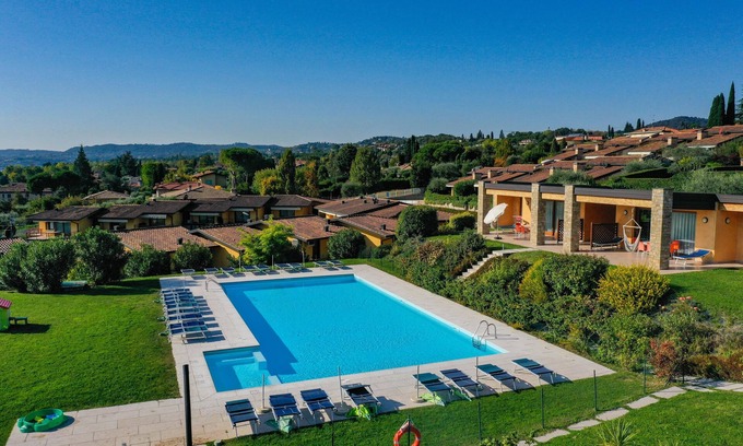Moniga del Garda Resort | RosaDeiVenti: 2 bedroom Std., Lake view, 2 pools, central location