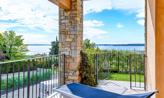 Moniga del Garda Resort | RosaDeiVenti: 3 bedroom std., lake view, 2 pools, central location