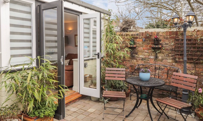 Deal Cottage | ROSE COTTAGE, country holiday cottage, with open fire in Deal