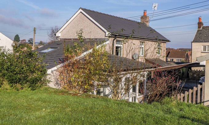 Lydney Cottage | ROSE COTTAGE, pet friendly, with open fire in Bream