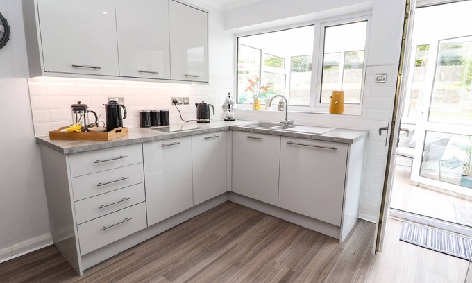 Treffynnon Cottage | ROSE HILL, pet friendly, with a garden in Holywell