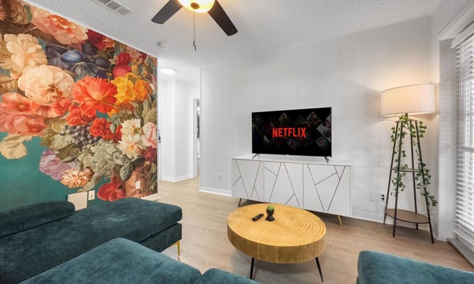 West Campus Apartment | Rose Suite - Sleeps 6!| Great for ACL, F1, and UT!