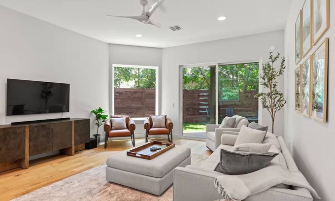 Oakmont Heights House | Rosedale Charmer - Sleeps 4 - Parking - NEW