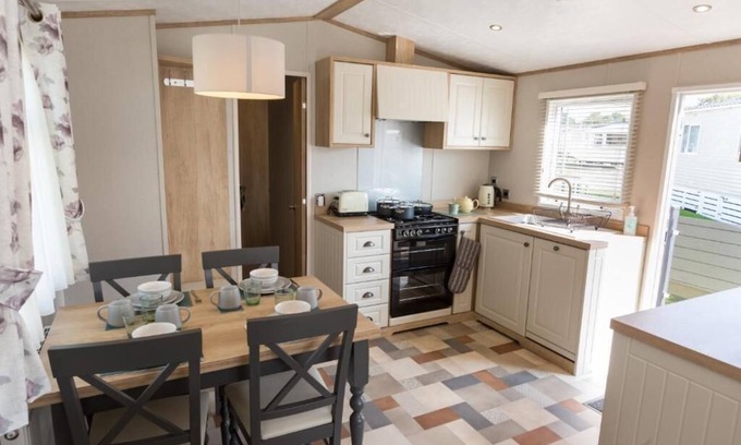 South Cerney Cabin | Rosedale Lakeside Lodge