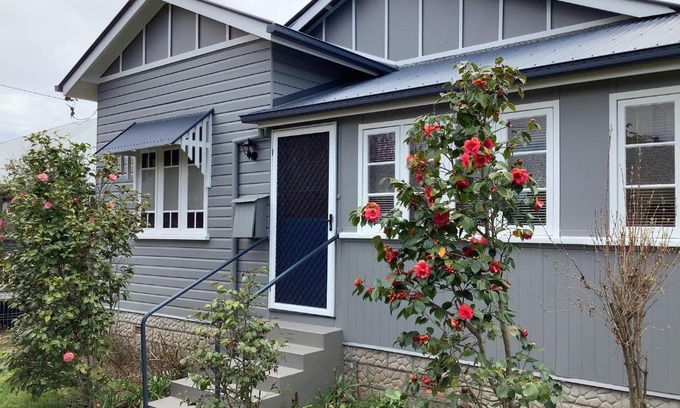 Stanthorpe House | Rosellas on Corundum Cottage - treat yourself!