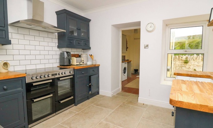 Dinas Cross Cottage | ROSEWALL, pet friendly, character holiday cottage in Dinas Cross