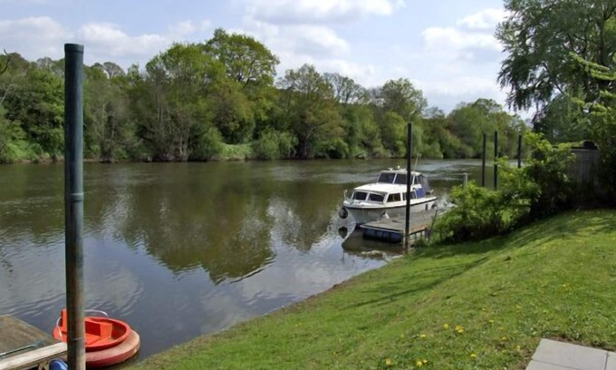 Stourport-on-Severn Apartment | ROSEWATERS COTTAGE, pet friendly, with a garden in Astley Burf