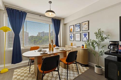 Radnor - Fort Myer Heights Apartment | Rosslyn 1BR Home - Walk to Eats & Free Parking