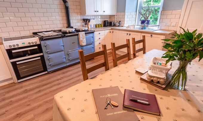 Kirriemuir Cottage | ROTTAL FARMHOUSE, pet friendly, with open fire in Kirriemuir