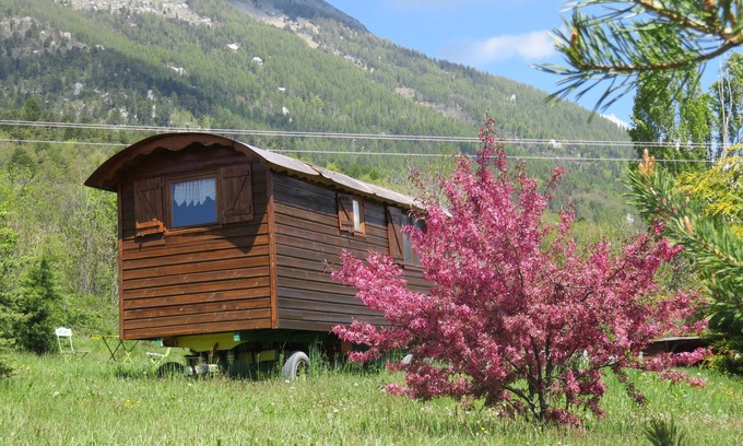 Sigoyer Cabin | Roulotte au Milieu des Chevaux au Pied de la Falaise de Ceuze