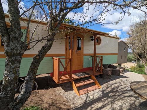 Monistrol-sur-Loire House | Roulotte cosy avec jacuzzi et spa, massages bien-être, nature et calme, près de Lyon - FR-1-582-477