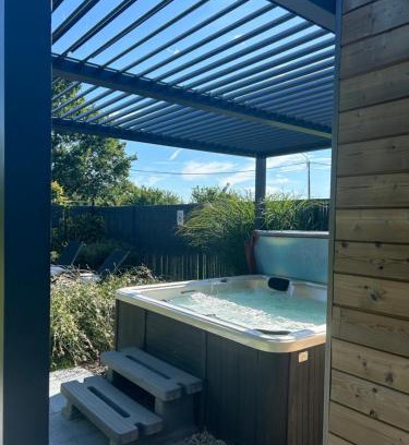 Tournai House | Roulotte du puits avec jacuzzi et sauna privatif