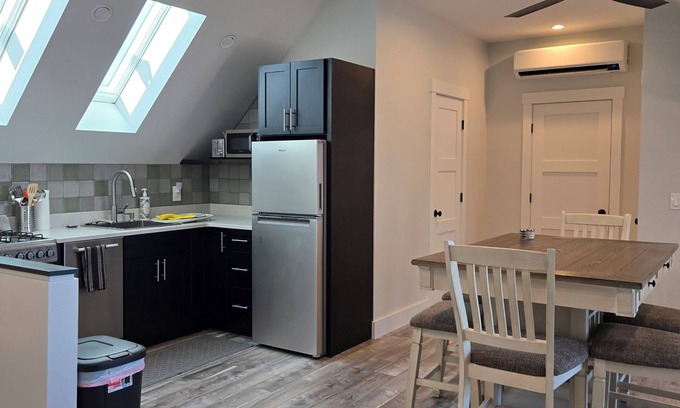 Round Pond Apartment | Round Pond Maine - Charming 1-bedroom apartment with AC, WiFi and ocean view.