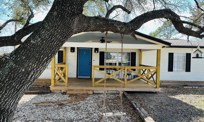Brenham House | Round Top Cottage