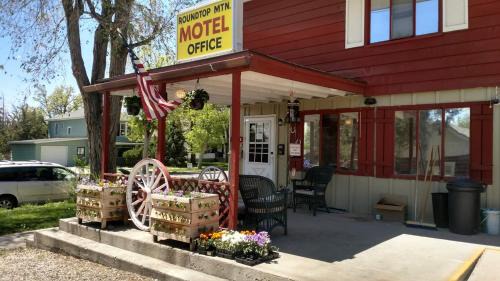 Thermopolis Hotel | Roundtop Mountain Vista - Cabins and Motel