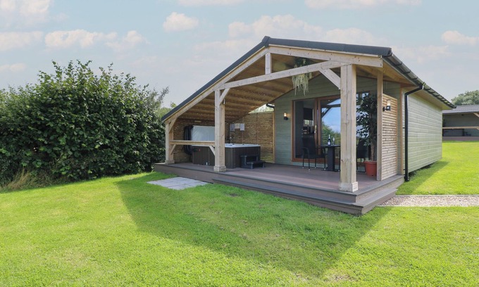 Swadlincote Cottage | ROWAN, romantic, luxury holiday cottage, with hot tub in Donisthorpe