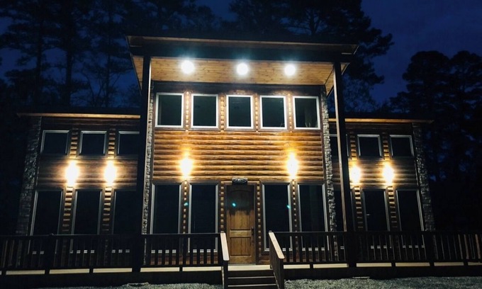 Broken Bow Cabin | Rowdy Fox Cabin-Zipline-Fishing-Shuffleboard-Arcade-Hot tub-Air Hockey-Sleeps 8