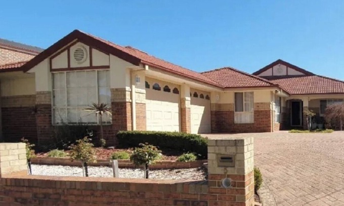 Roxburgh Park House | "Roxy" Spacious Cosy Getaway - Near Melbourne Airport