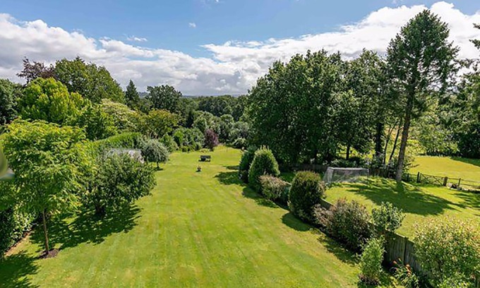 East Grinstead House | Rozel - Ashdown Forest views, huge garden, sleeps 14 in East Grinstead