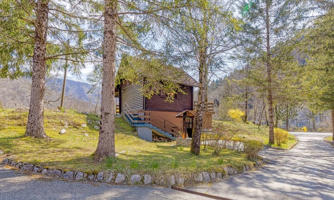 Hrib pri Hinjah Ski Chalet | Rozi's Riverside Cottage, Osilnica, Slovenia