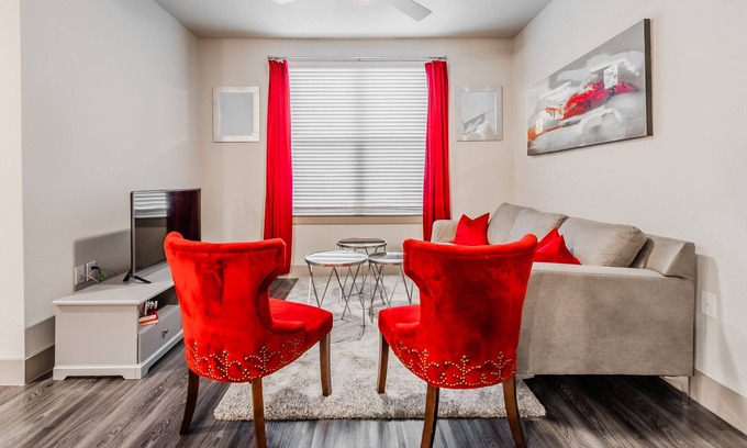 Farmers Branch Apartment | Ruby Rose Retreat🌹 w/Poolside view+ Fast WiFi
