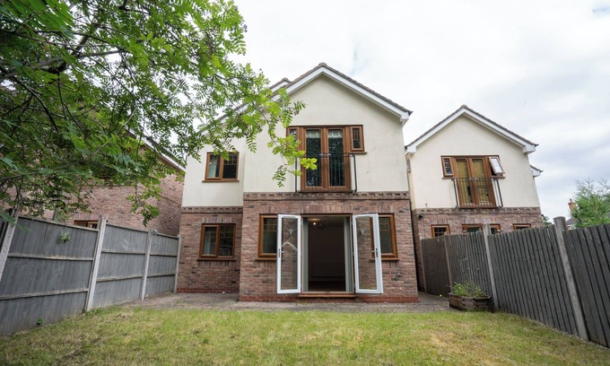 Marston Green House | Runway House - 5BR + Balcony + 3 Bathroom near HS2 JLR NEC