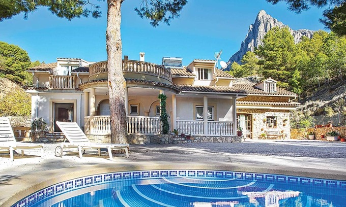 Finestrat Villa | Rural 3 bed villa with large garden and pool table
