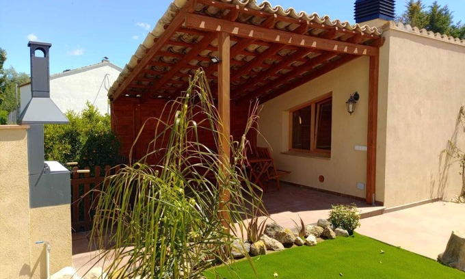 San Martin Sarroca Apartment | Rural apartment with garden and elevated swimming pool.