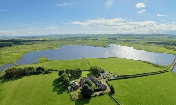 West Calder Cottage | Rural Cottage With Beautiful Loch And Hill Views nr Edinburgh