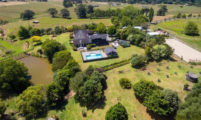 Helensville Cabin | Rural escape with forest trails & wineries on the doorstep