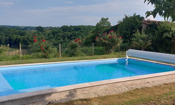 Saint-Martin-de-Riberac Cottage | Rural cottage with pool, secluded garden