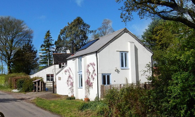 Honiton Cottage | Rural Holiday Cottage with Wonderful Countryside Views on Friendly Smallholding.