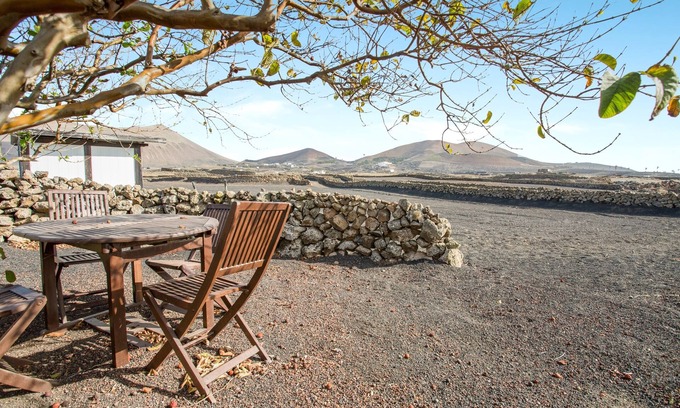 Tinajo Apartment | Rural Stone Cottage "Estudio Pu" with Volcano View, Garden & Wi-Fi