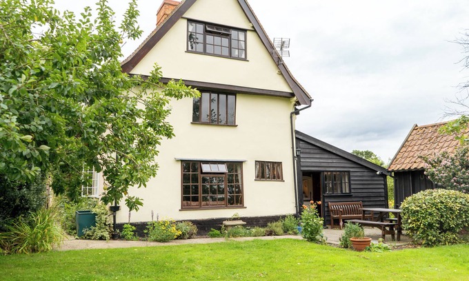 Stowmarket Cottage | Rural Timber Framed 16th C Cottage With Use Of Indoor Heated Pool