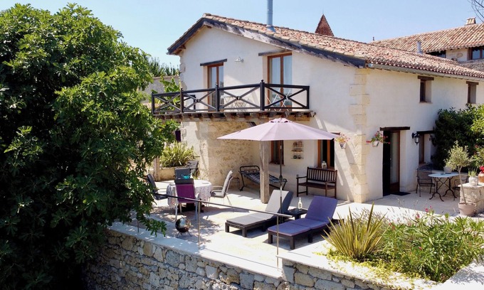 Massels House | Rural vacation home with beautiful views and infinity pool