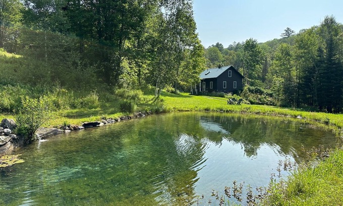 Washington House | Rural Vermont with internet and Smart TV, cell phone works, Dogs welcome.